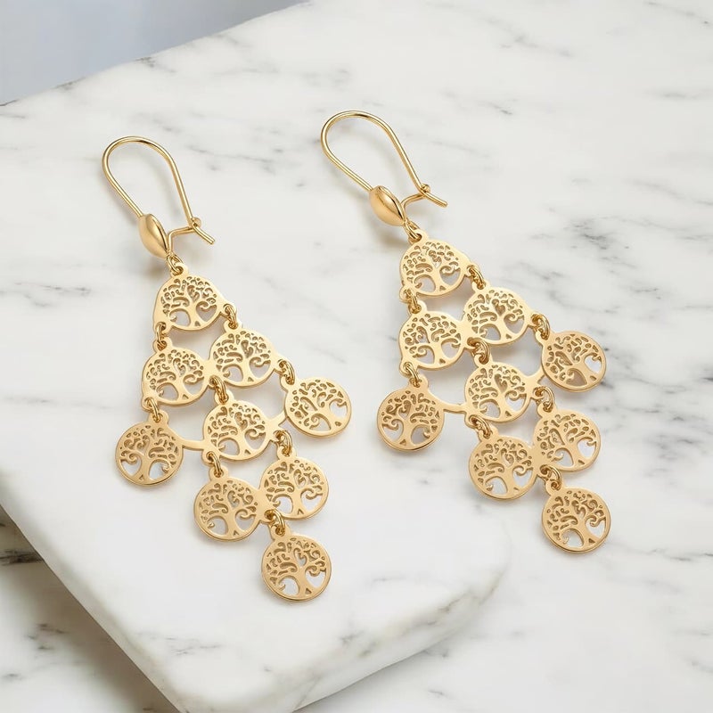 حلق ذهبي طويل بتصميم دوائر بداخلها شكل "شجرة الحياة" مفرغ بدقة، دلايات متحركة تمنحكِ مظهراً حيوياً وبريقاً لافتاً. قطعة رمزية غاية في الرقة والأناقة. - Image 5